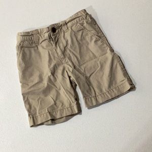 Size 5T Oshkosh B’gosh beige shorts with adjustable waistband